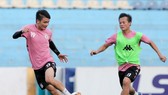 Quang Hải và Thành Lương trên sân tập