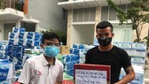 Đội trưởng Minh Tâm thay mặt toàn đội tiếp sức đến hai bệnh viện ở Đà Nẵng