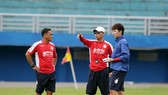 HLV Chung Hae-song trên sân tập sáng 13-8. Ảnh: DŨNG PHƯƠNG