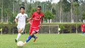 Cao Hoàng Hải (bên phải) trong màu áo đội Đắk Lắk