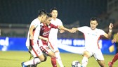 Pha bóng dẫn đến chấn thương của Lâm Ti Phông. Ảnh: HCMCFC
