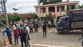 Dân chặn xe, vây Trạm thu phí Ea Kar trên Quốc lộ 26, ngăn cản xe qua lại
