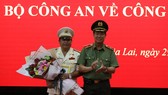 Đại tá Rah Lan Lâm (bên trái) nhận quyết định bổ nhiệm làm Giám đốc Công an tỉnh Gia Lai