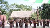 Tặng khóa học nghề điêu khắc gỗ truyền thống cho đồng bào Cơ Tu