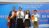 Ông Lê Trung Chinh trao các giải cho nhóm đề tài tuyên truyền về năm chủ đề 2019 “Năm tiếp tục đẩy mạnh thu hút đầu tư”