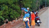 Một nam thanh niên bắt trộm khỉ con tại chùa Linh Ứng