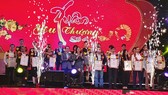 Ban tổ chức tặng quà cho những gia đình có hoàn cảnh khó khăn trên địa bàn quận Ngũ Hành Sơn