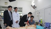 Ông Nguyễn Văn Quảng, Phó Bí thư Thường trực Thành ủy cùng ông Lê Trung Chinh Phó Chủ tịch UBND thành phố Đà Nẵng đã đến thăm hỏi tình hình sức khỏe, chúc Tết các bệnh nhân điều trị nội trú tại bệnh viện