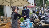 "Khẩu trang không bán, vui lòng lấy một cái nếu cần"