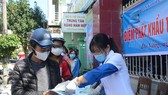Sở Y tế Đà Nẵng phát 3000 khẩu trang và 500 bộ tờ rơi tuyên truyền