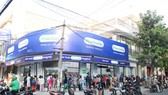 Người dân Đà Nẵng xếp hàng mua khẩu trang từ sáng sớm