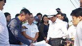 Ông Đặng Việt Dũng, Phó Chủ tịch UBND TP Đà Nẵng đi kiểm tra và xử lý ô nhiễm hồ Bàu Trảng