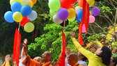 Mọi người đang thả bóng cầu nguyện