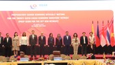 Các đại biểu chụp ảnh lưu niệm
