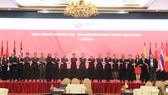 Các đại biểu chụp hình lưu niệm