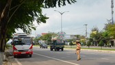 Tại chốt chặn cuối đường Trần Đại Nghĩa (quận Ngũ Hành Sơn), lực lượng công an phối hợp ngành y tế yêu cầu dừng xe, kiểm tra nhanh thân nhiệt, nắm thông tin hành khách hoặc ghi tờ khai y tế
