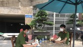 Các chiến sĩ công an trực 24/24 đảm bảo công tác cách ly tốt nhất