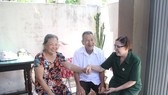 Bà Anh thăm hỏi, động viên những đồng đội, hội viên của mình