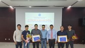 Ông Hồ Kỳ Minh, Phó Chủ tịch UBND TP Đà Nẵng trao thưởng cho 2 đơn vị đạt giải nhì cuộc thi thiết kế kiến trúc Chợ Cồn