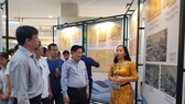 Triển lãm “Đô thị biển Đà Nẵng qua tài liệu lưu trữ” thu hút nhiều người dân và du khách