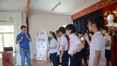 Các em học sinh trường Tiểu học Phù Đổng đang chơi trò chơi Truyền tin