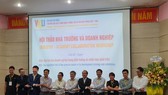Ông Nguyễn Quang Thanh, giám đốc Sở TT-TT thành phố Đà Nẵng chứng kiến sự kiện nhà trường và doanh nghiệp ký biên bản ghi nhớ hợp tác tại trường VKU