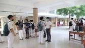 Học sinh các trường đều mang khẩu trang và giữ khoảng cách khi bước vào trường học, địa điểm thi