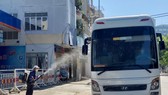 Xe đưa người nhà bệnh nhân ra khỏi Bệnh viện Đà Nẵng lúc 9 giờ 20 ngày 29-7