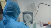 Ngành y tế tiếp tục chủ động giám sát, lấy mẫu, xét nghiệm trên diện rộng đối với tất cả các trường hợp có triệu chứng, nghi ngờ mắc bệnh đường hô hấp