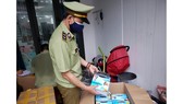 22.500 khẩu trang không có hóa đơn chứng từ chứng minh nguồn gốc xuất xứ bị tạm giữ. Ảnh: XUÂN QUỲNH