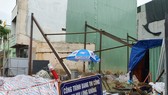 Công trình xây dựng nhà ở tư nhân đang giai đoạn thi công, làm nền móng bị ngập sâu đã gây ra tình trạng sụt lún các ngôi nhà lân cận