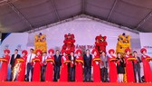 Cắt băng khánh thành dự án
