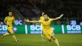 Tuyển thủ U23 Phan Văn Đức khơi màn chiến thắng cho đội khách SLNA trên sân Thống Nhất. Ảnh: DŨNG PHƯƠNG