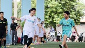 Phụ công bóng chuyền Ngọc Hoa... đá bóng ở phố núi Đắk Lắk. Ảnh: THIÊN HOÀNG