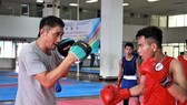 cựu võ sĩ từng vô địch quyền Anh hạng trung thế giới Shinji Takehara (trái) sẽ thi đấu biểu diễn tại TPHCM.