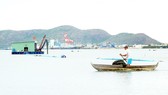 Ngư dân phường Đống Đa (TP Quy Nhơn) kêu cứu vì nạn hút cát ở đầm Thị Nại. Ảnh: NGỌC OAI