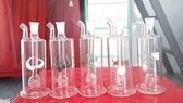 Nhiều loại bình ục, coóng thủy tinh dùng cho việc đập đá vẫn được rao bán