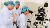 Sinh viên Trường ĐH Quốc tế (ĐH Quốc gia TPHCM) thực hành tại phòng thí nghiệm