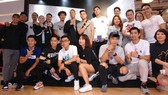 Các thành viên đội tuyển bóng rổ tuyển Việt Nam giao lưu cùng fan hâm mộ