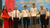 Các Mạnh Thường Quân đại diện Quỹ học bổng Vũ Đình Liệu trao học bổng cho sinh viên có hoàn cảnh khó khăn