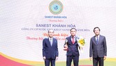 Đại diện Lãnh đạo Công ty Sanest Khánh Hòa vinh dự nhận được cúp Thương hiệu Việt phát triển bền vững năm 2019