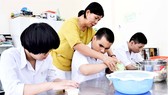 Cô Nguyễn Thị Thu Sương, giáo viên Trường PTĐB Nguyễn Đình Chiểu, hướng dẫn học sinh trong giờ học