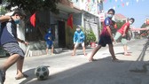 Nên tạo điều kiện cho trẻ em chơi những trò chơi vận động với những nhóm nhỏ. Ảnh: HOÀNG THÁI HÙNG