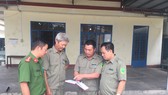 Ông Đỗ Văn Đăng (thứ 2, từ phải qua) cùng các thành viên bảo vệ khu phố và Công an thị trấn Trảng Bom bàn kế hoạch tuần tra trên địa bàn
