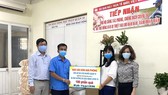 Tặng 100 triệu đồng cho người lao động nghèo phòng chống dịch Covid-19