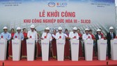 Nguyên Chủ tịch nước Trương Tấn Sang (thứ 5 từ trái sang) cùng lãnh đạo tỉnh Long An và đại diện các cơ quan bấm nút khởi công KCN Đức Hòa III-SLICO