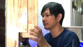 Anh Tâm đang lắp ráp phần thân máy đo thân nhiệt