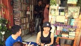 Nhiều bạn trẻ thích thú tìm đến tiệm cà phê sách "Sài Gòn năm xưa"