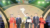 Ông Lê Viết Hiếu đại diện Tập đoàn Xây dựng Hòa Bình nhận giải thưởng CSI vào năm 2019