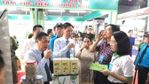 Phó Chủ tịch UBND TPHCM Trần Vĩnh Tuyến dùng thử sản phẩm tại Chương trình Kích cầu tiêu dùng 2020